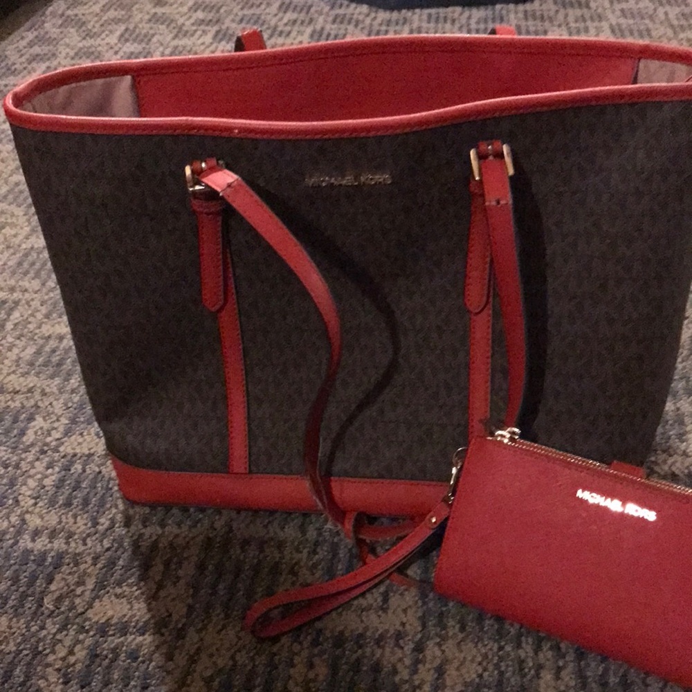 Micheal kors purse like new condition large size with matching wallet